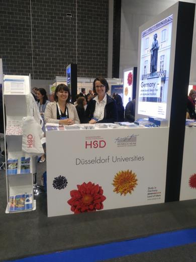 Dr. Monika Katz (re.), Leiterin der International Office, und Valeria Sidorenko von der Zentralen Studienberatung, informieren am Stand der deutschen Hochschulen über das Studienprogramm der HSD.